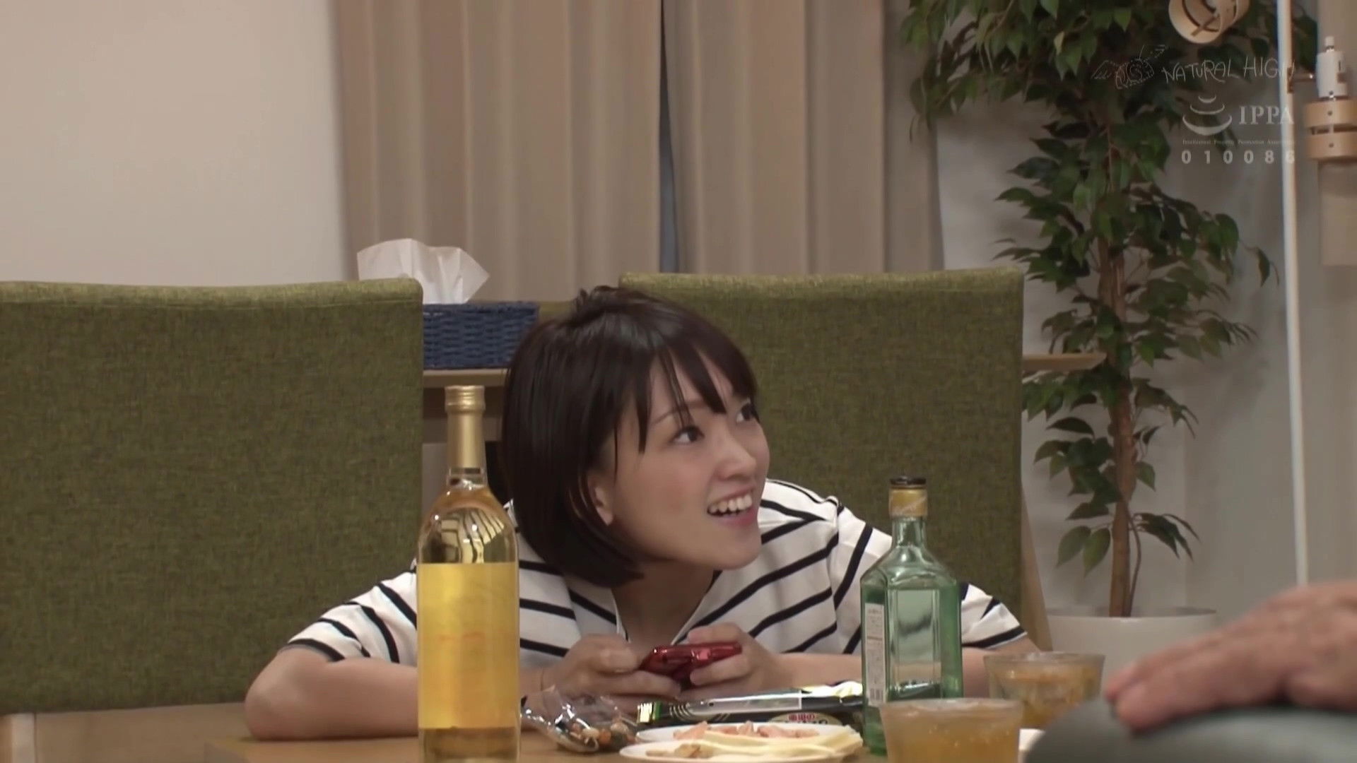 家族がいるのに大好きな叔父さんの膝の上でこっそりチ○ポ挿入そのまま中出しまでさせてしまう姪っ子