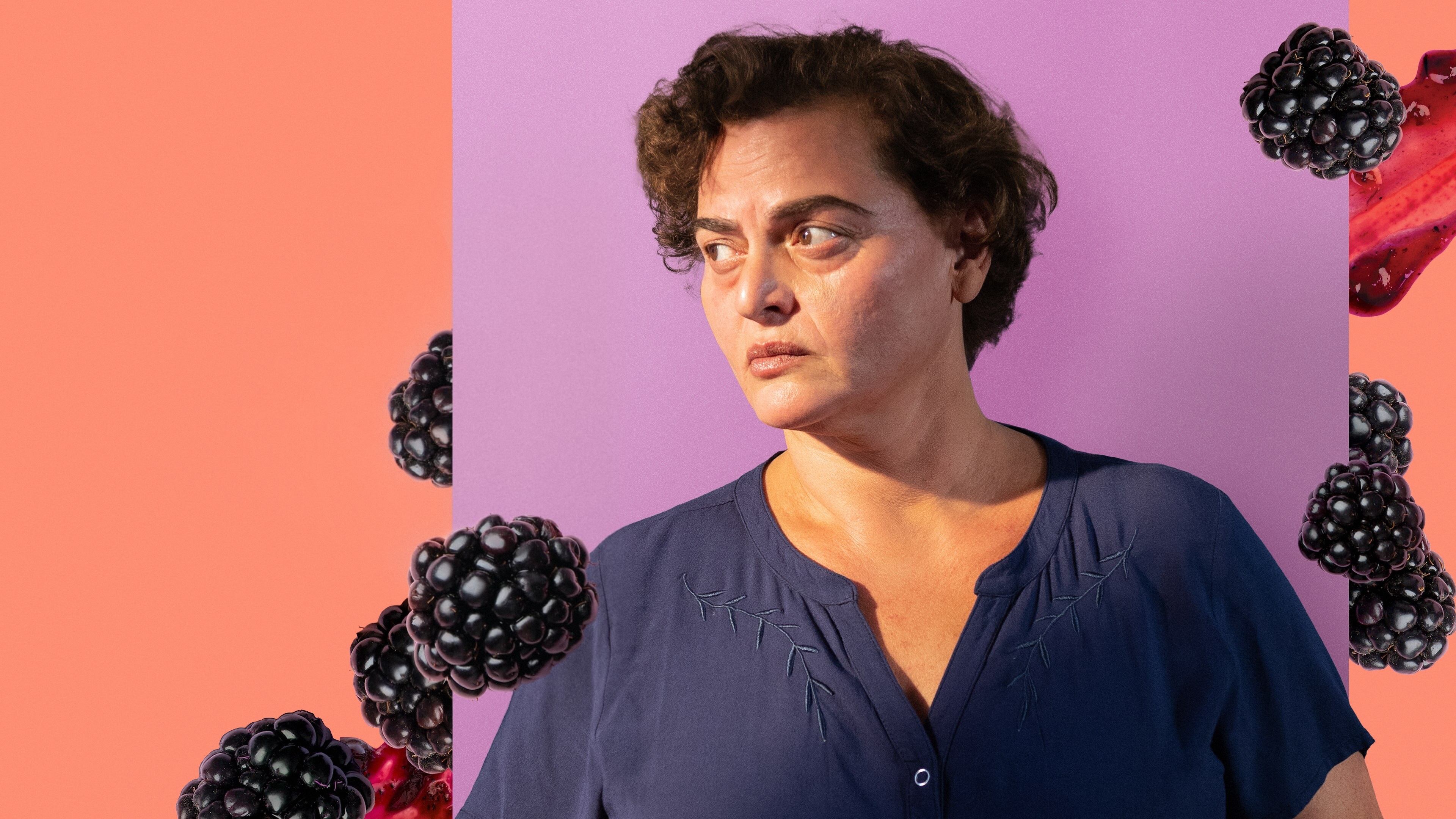 Amsel im Brombeerstrauch