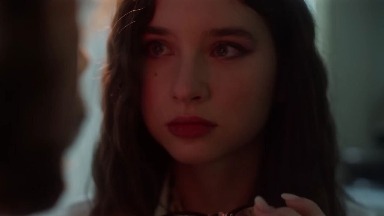 Дівчина з ведмедиком