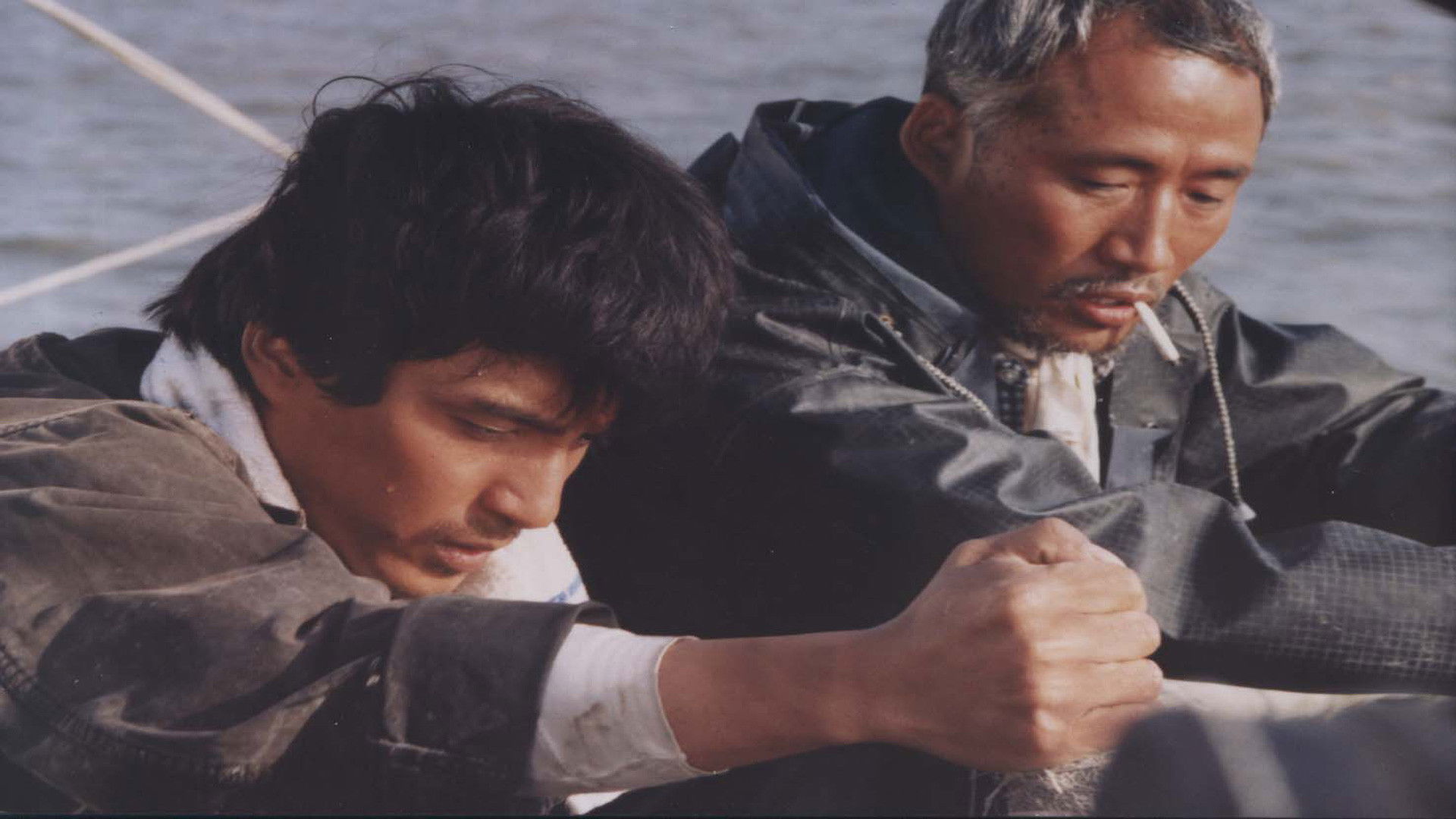 가슴에 돋는 칼로 슬픔을 자르고