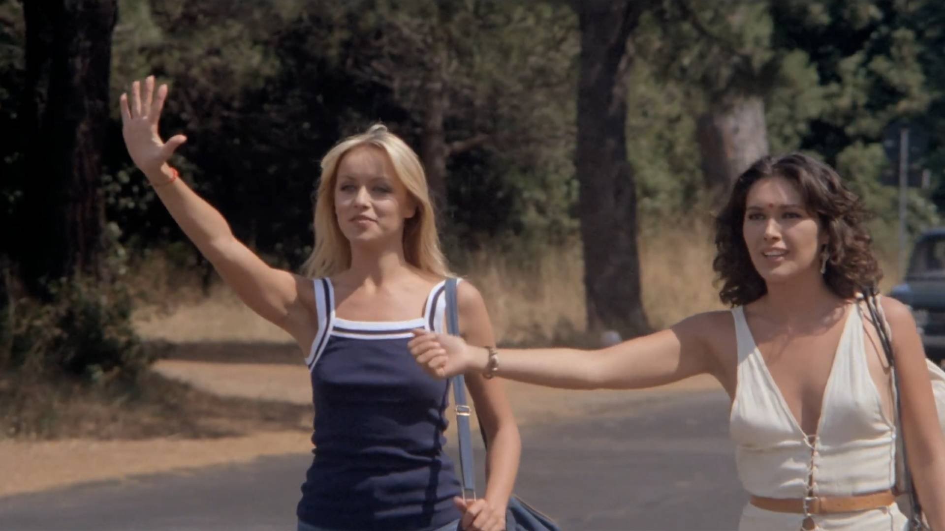 Oben ohne, unten Jeans