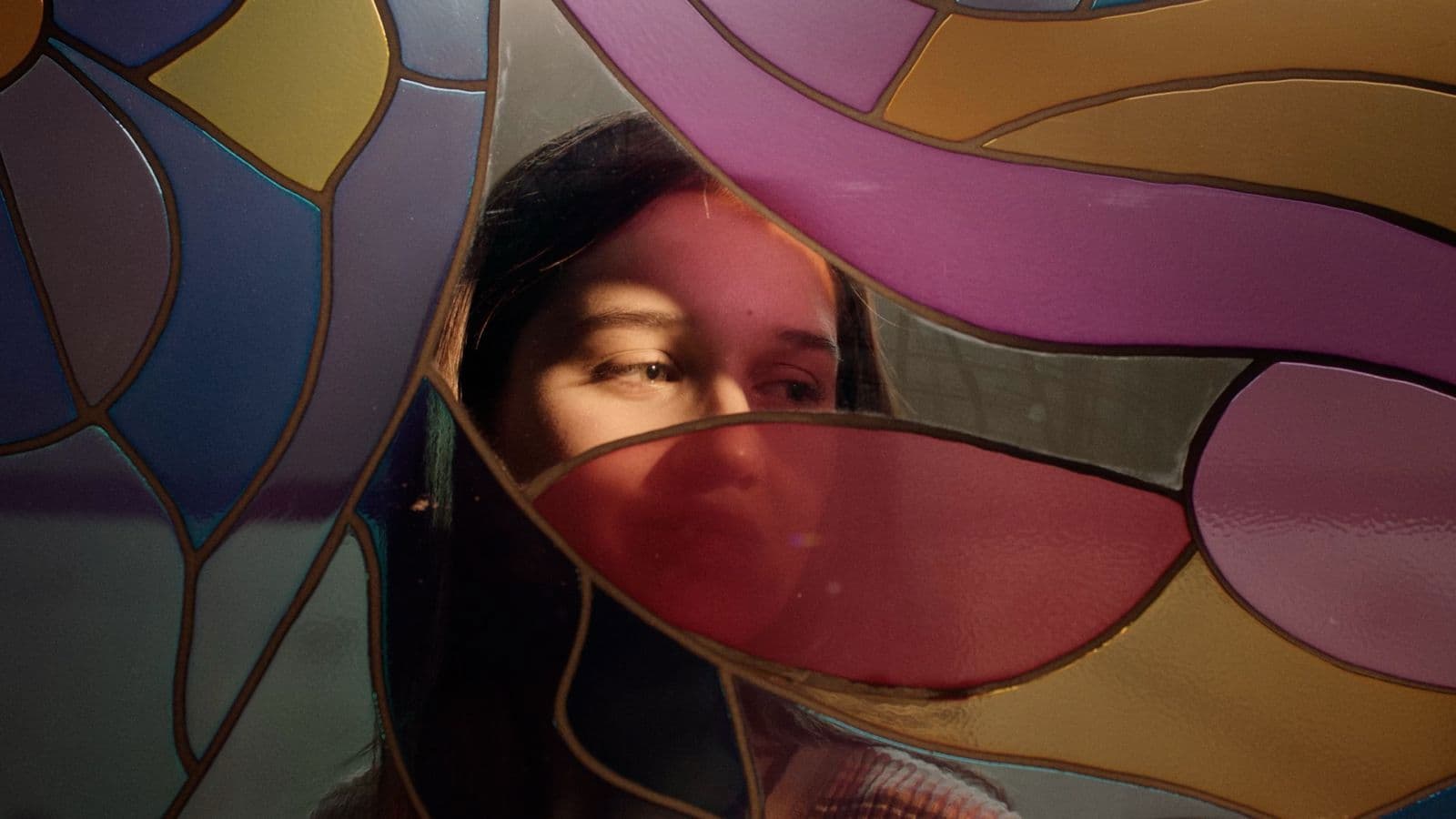 Grietas atraviesan este vidrio multicolor