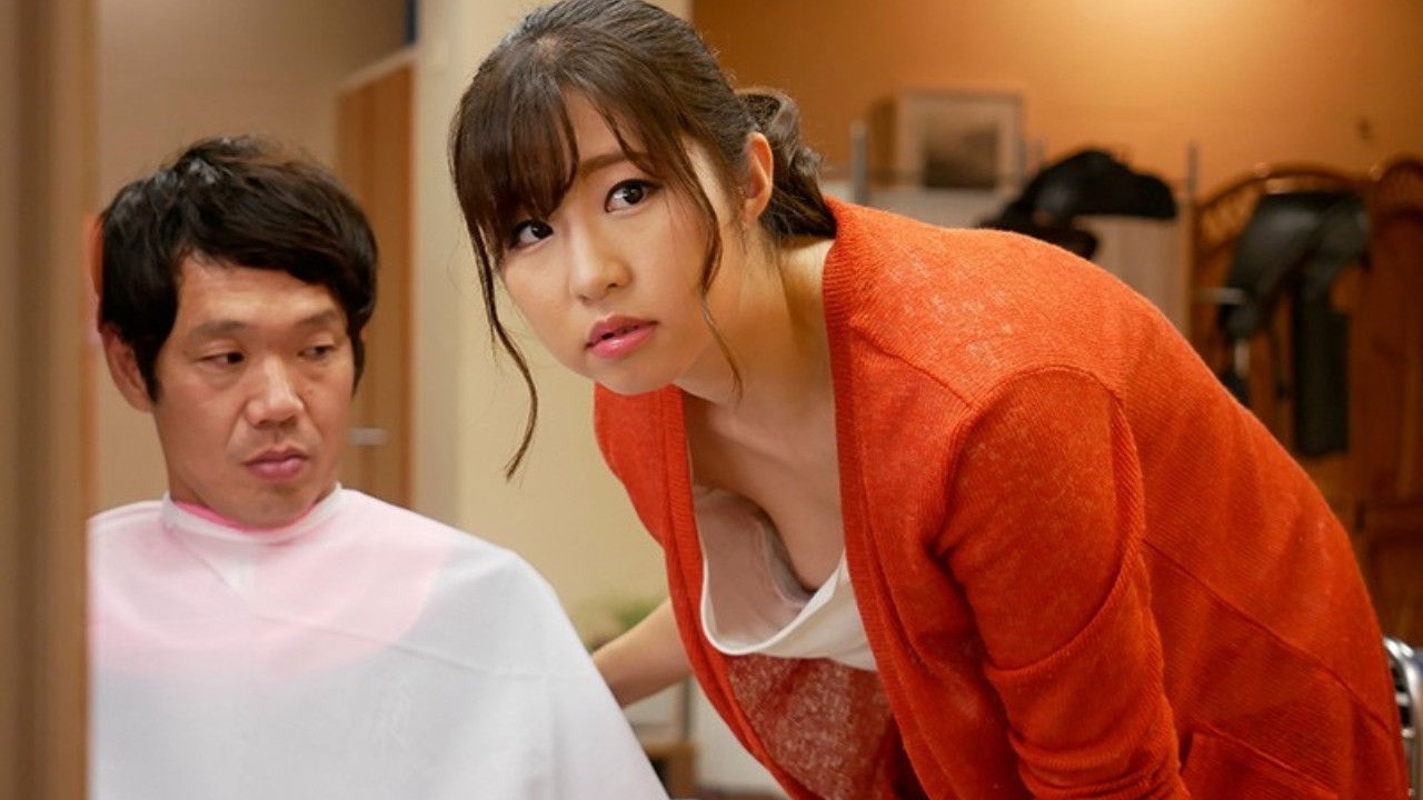 胸チラに気付かず働く美人店員