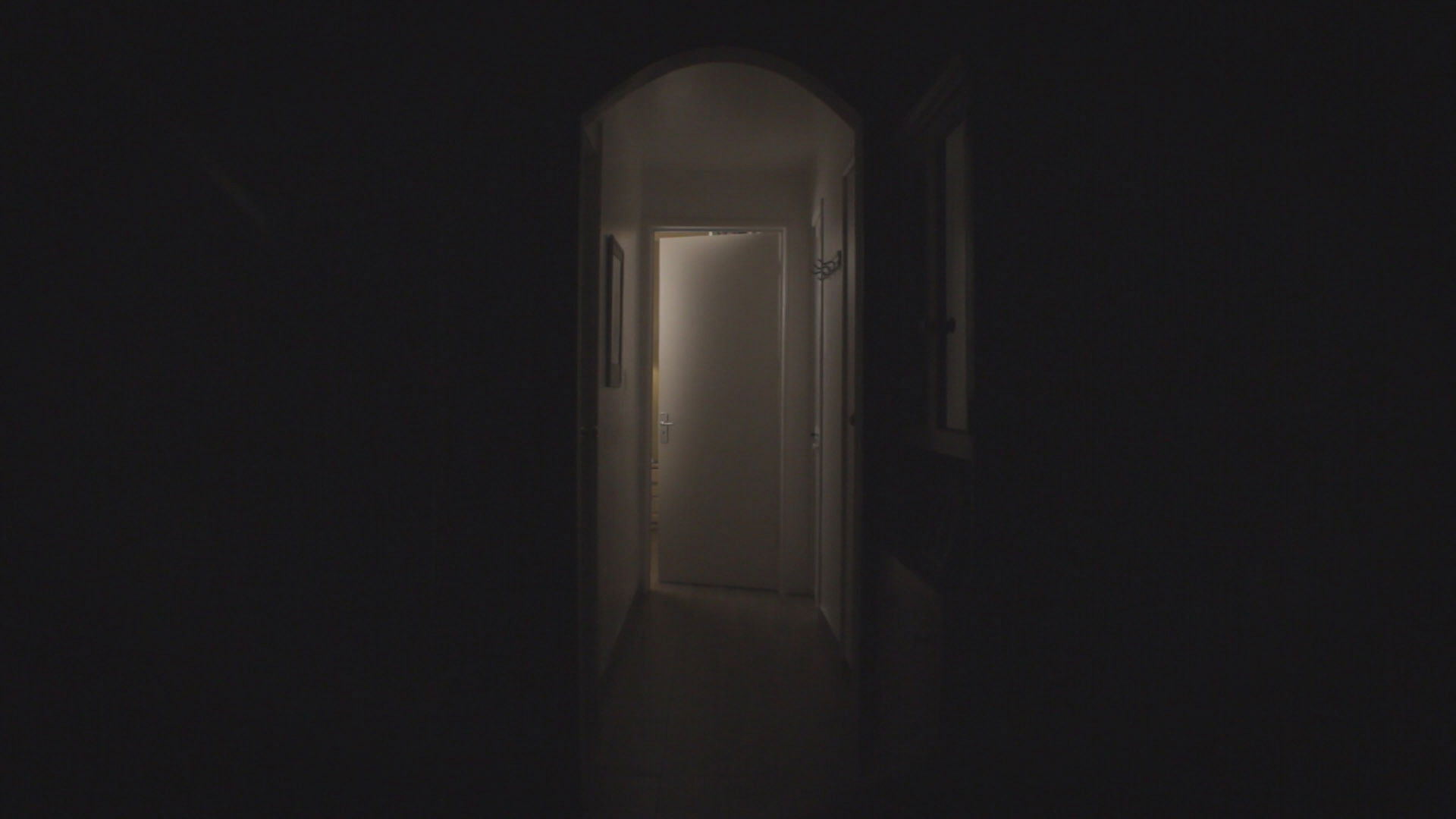 UN INVITADO NO TOCA A LA PUERTA