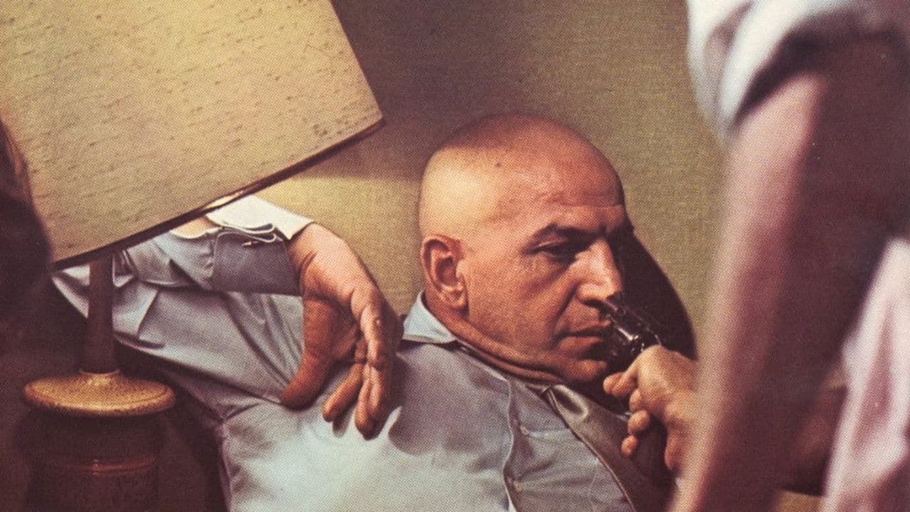 Ein Mann greift zur Waffe