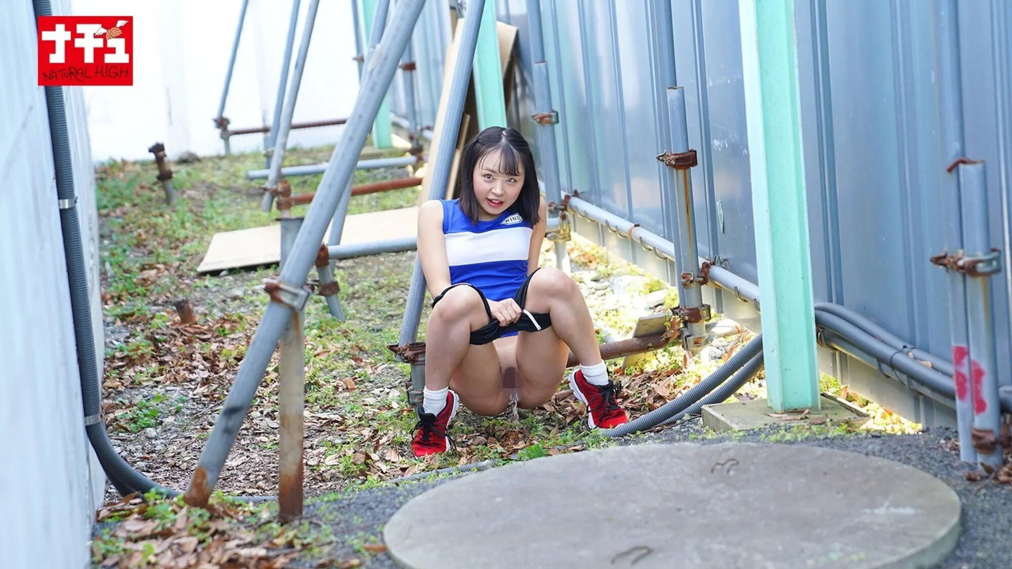 「おしっこ見るの好きなら舐めてみる?」野ションを覗かれた男を捕まえ飲尿クンニさせる運動部女子