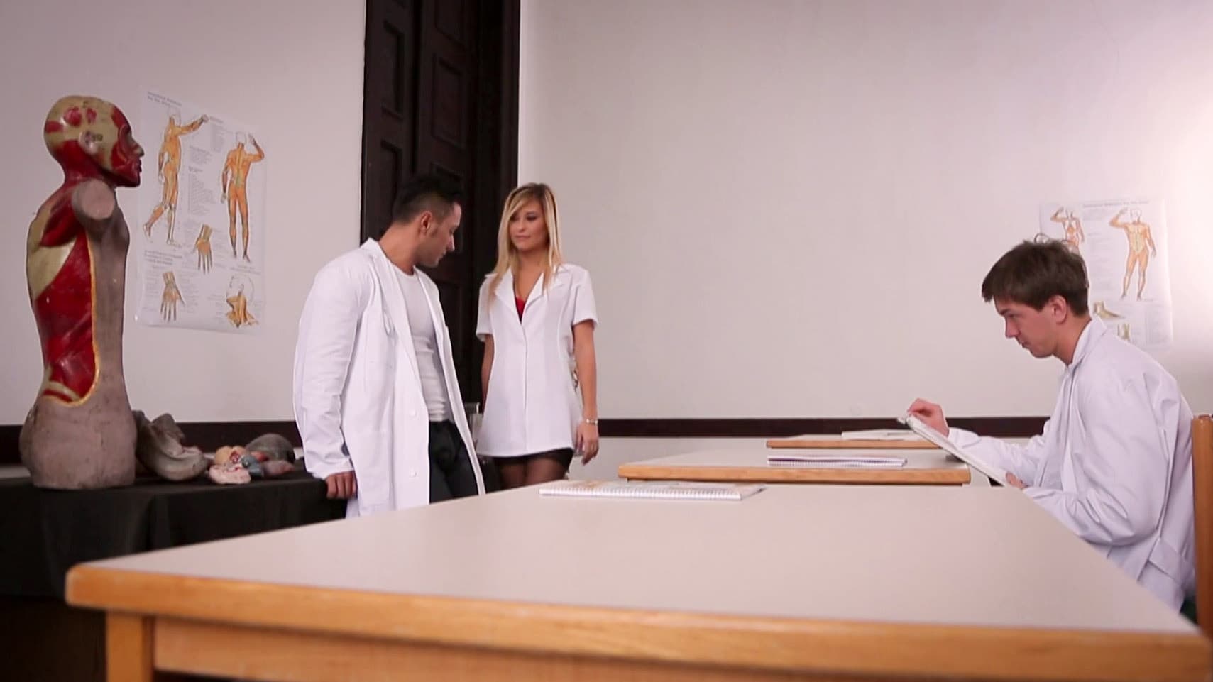 Anissa und Lola in der Schwesternschule