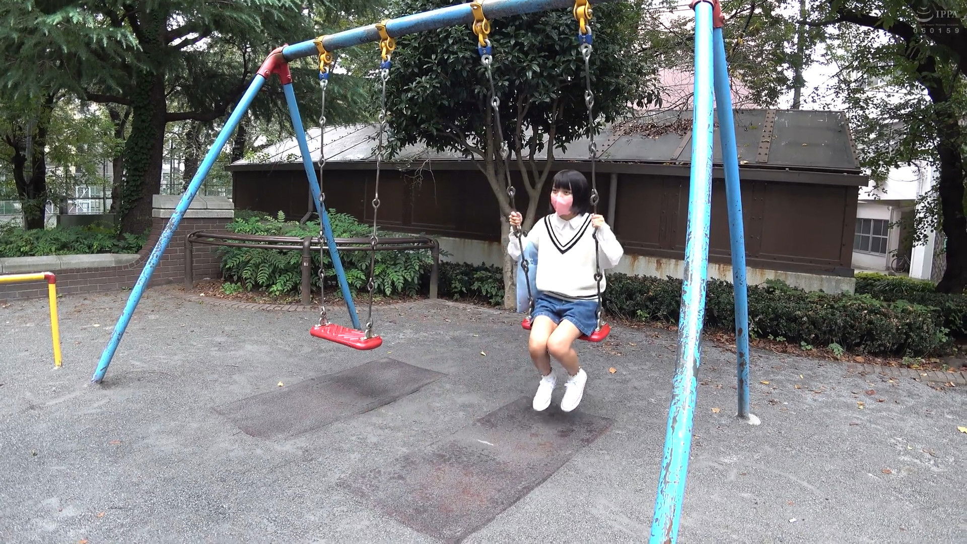 夏休み日焼けあとが残る雪乃ちゃんとごっくんプール教室