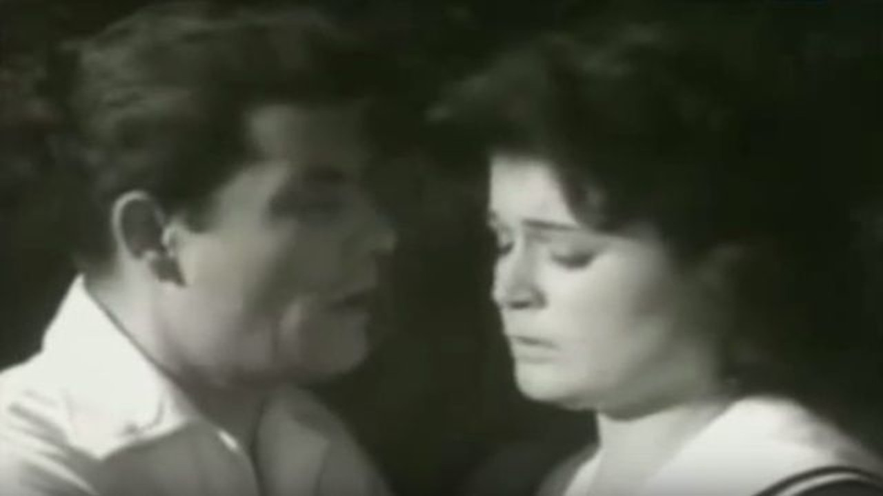 بفكر في اللي ناسيني