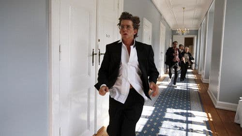 En mand kommer hjem Bild 1