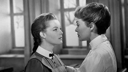 Mädchen in Uniform Bild 3