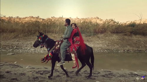 لە جلی سووردا Bild 1