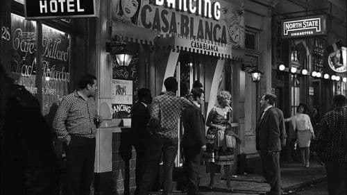 Mädchen im Schaufenster Bild 2