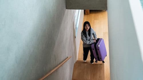 캐리어를 끄는 소녀 Bild 2