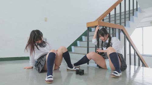 クラスで一番美人なマドンナのパンチラが撮れちゃった！？パンツ写真をオカズにマンズリしていたらバレちゃったけど相互オナニーで好きが溢れて校内レズに発展した Bild 1