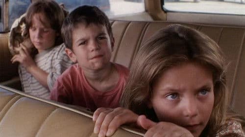 Vier Geschwister halten zusammen Bild 1