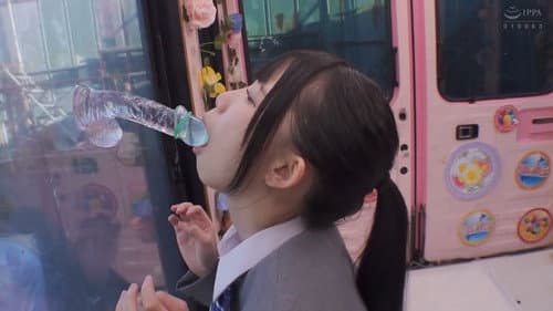 一般男女モニタリングAV×マジックミラー便コラボ企画 彼氏の目の前で路上NTR！女子○校生が初めての「お口だけでコンドーム装着」に挑戦！ノーハンドでデカチンを咥えたうぶなオマ○コは恥じらいながらもびしょ濡れ！彼氏の目の前で寝取って最後はゴムを外して生中出し！ Bild 1