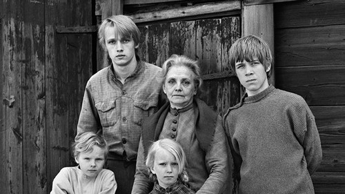 Tehtaan varjossa Bild 1