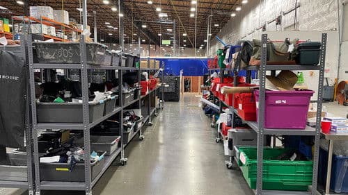 Inside Airport Lost & Found Bild 6