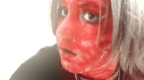 In the house, alone Bild 1