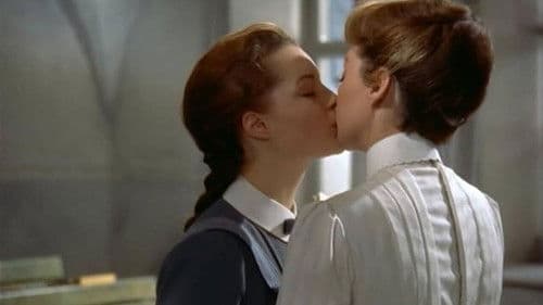 Mädchen in Uniform Bild 2