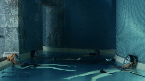 Des jeunes filles enterrent leur vie Bild 1