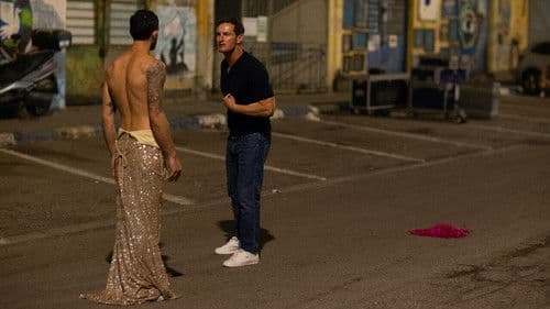 A Man Walks Down the Street Bild 3