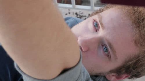 Το Αγόρι Τρώει το Φαγητό του Πουλιού Bild 7