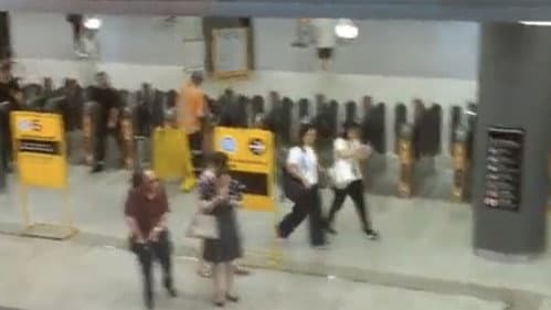 People Passing By Bild 1