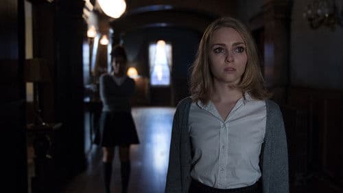 Down a Dark Hall Bild 6