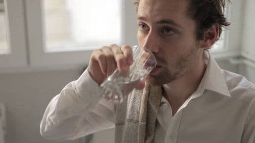 Το Αγόρι Τρώει το Φαγητό του Πουλιού Bild 3