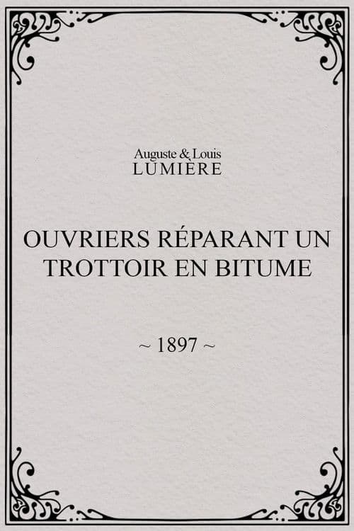 Ouvriers réparant un trottoir en bitume