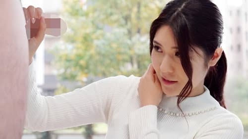 マジックミラー号 心優しい子持ちのママがデカチンで妻に挿入を許してもらえない男性に素股奉仕 産後で感度が上がったマ○コは我慢できず、不倫挿入真正中出し！4 Bild 1