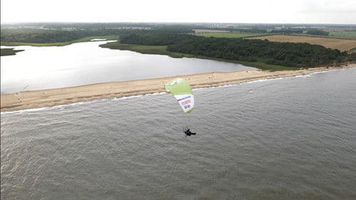 Joanna Lumley and the Human Swan Bild 1