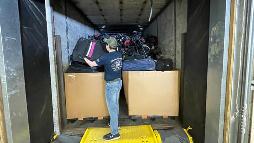 Inside Airport Lost & Found Bild 5