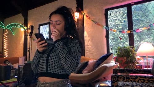 Charli XCX: Alone Together Bild 4