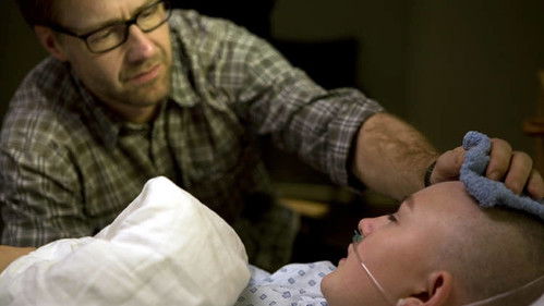 Durch einen Spiegel in einem dunklen Wort Bild 4