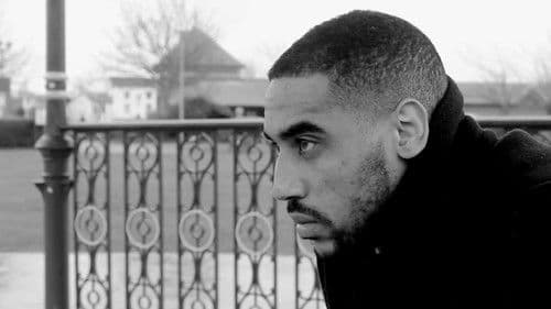 The Girl with the Golden Chain Bild 4