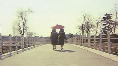 狙われた学園、制服を襲う Bild 4