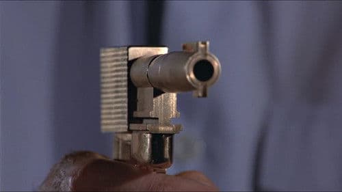 James Bond 007 - Der Mann mit dem goldenen Colt Bild 2