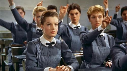 Mädchen in Uniform Bild 1