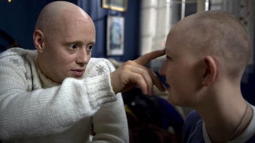 Durch einen Spiegel in einem dunklen Wort Bild 1