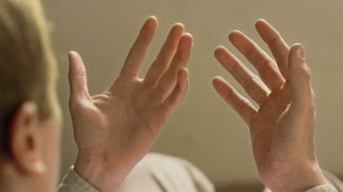 Nubes grises soplan sobre el campo verde Bild 2