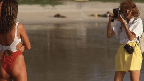 Beyond the Gaze: Jule Campbell's Swimsuit Issue Bild 7