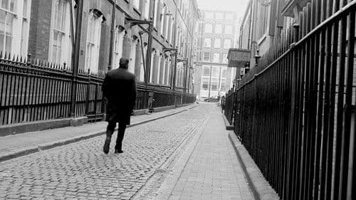 The Girl with the Golden Chain Bild 2