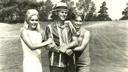 Ein Soldat steht im Regen Bild 1