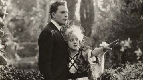 Beauty in Chains Bild 1