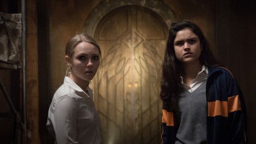 Down a Dark Hall Bild 7