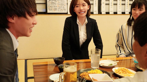 歓迎会で終電を逃した僕に「先輩うちに泊まっていきます？」と肉食系の新卒女子が小悪魔な甘い囁き。誘惑に負けて何度もSEXした Bild 1