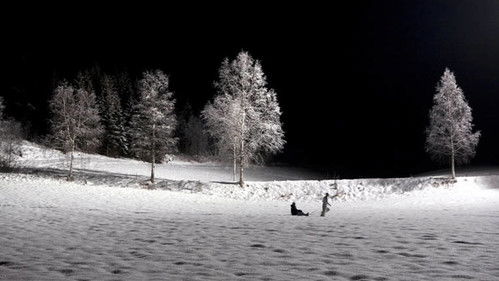 Durch einen Spiegel in einem dunklen Wort Bild 2